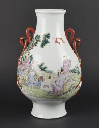 null CHINE
Vase de forme balustre en porcelaine à décor polychrome des émaux de la...