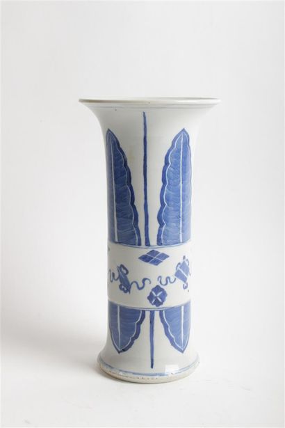 null CHINE
Vase de forme rouleau en porcelaine à décor en bleu sous couverte de feuille...