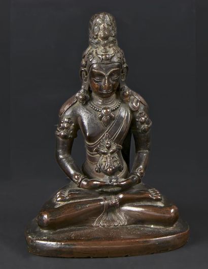 null CHINE - XVIIIe/XIXe siècle
Statuette d'Amitayus en bronze à patine brune, assis...
