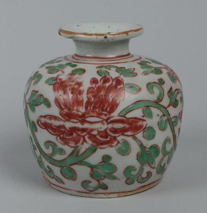 null CHINE
Vase ovoïde à décor vert et rouge de fer de pivoines fleuries. 
XVIIème...