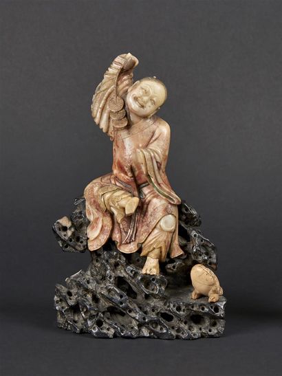 null CHINE - XVIIIe siècle
Statuette en stéatite, représentant Liu Hai assis sur...