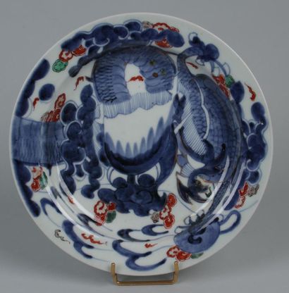 null JAPON
Petit plat rond en porcelaine à décor bleu, rouge et or dit Imari d'un...
