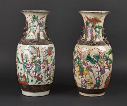null CHINE, Nankin - Fin XIXe siècle
Paire de vases balustres en porcelaine émaillée...