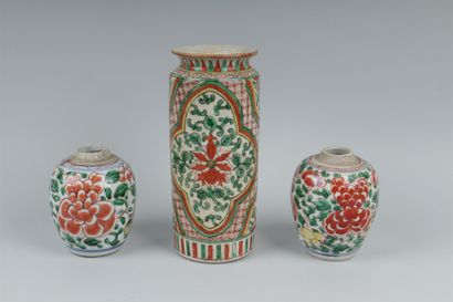 null CHINE
Un vase cylindrique et deux petits vases ovoïdes en porcelaine à décor...