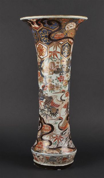 null JAPON
Grand vase de forme cornet en porcelaine à décor bleu, rouge, vert, noir...