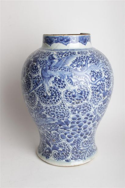 null CHINE
Potiche de forme balustre en porcelaine à décor en bleu sous couverte...