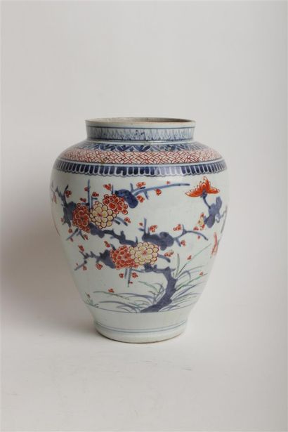 null JAPON
Vase ovoïde en porcelaine à décor en bleu sous couverte rehaussé de polychromie...