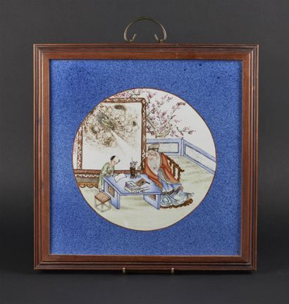 null CANTON, XIXème - XXème siècle 
Plaque en porcelaine à décor polychrome en émaux...