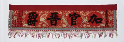 null CHINE - Fin XIXe siècle
Décoration de porte en tissu rouge, à décor des caractères...