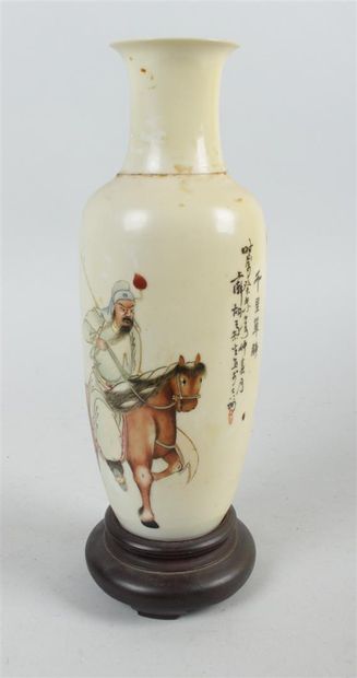 null CHINE, XIXe siècle 
VASE en porcelaine coquille à décor polychrome de guerriers....