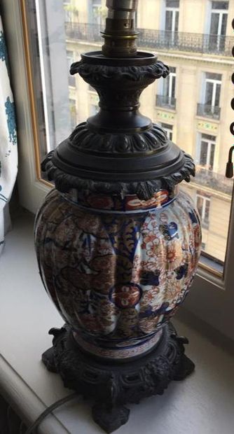 null JAPON, XIXe siècle 
Vase godroné en porcelaine à décor Imari.
Monté en lampe....