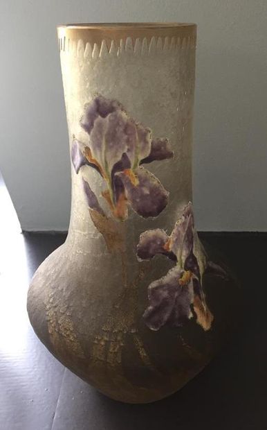 null MONTJOYE - Vase pansu en verre multicouches à décor or et violet d'iris en relief.
H....
