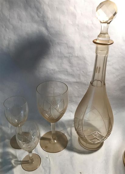 null PARTIE DE SERVICE de VERRES en cristal taillé comprenant : onze verres à eau,...