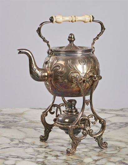 null SAMOVAR en métal argenté ciselé d'un décor floral. 
Style Louis XV. 
H. 31 cm...