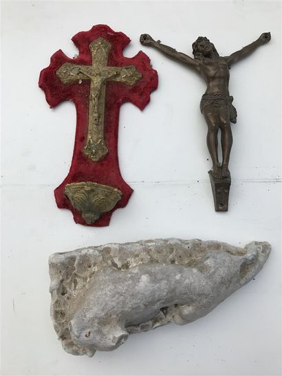 null ENSEMBLE comprenant crucifix, christ en croix et sujet en plâtre. 