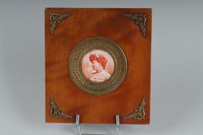 null ECOLE ANGLAISE DU XIXème siècle
Portrait de femme aux cheveux bruns. Signée...