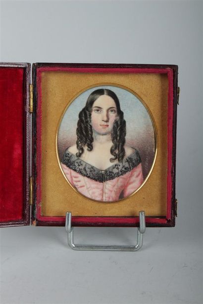 null ECOLE ANGLAISE DU XIXème siècle
Portrait de femme aux cheveux bruns. Signée...