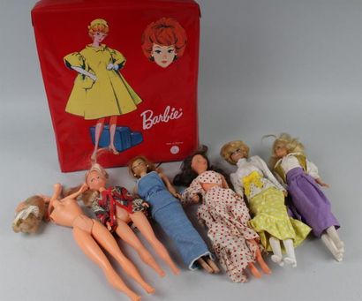 null ENSEMBLE de six poupées Barbie et divers dans une valisette Barbie en vinyle...