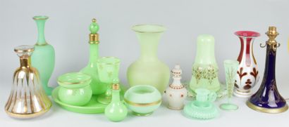 null ENSEMBLE d'opalines dont vases, verre d'eau, service de nuit et vase en cristal...