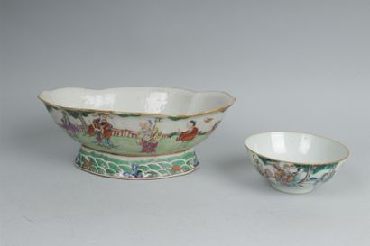null CHINE, XIXe siècle 
Bol en porcelaine décor "famille rose" trois dieux SAN XING...