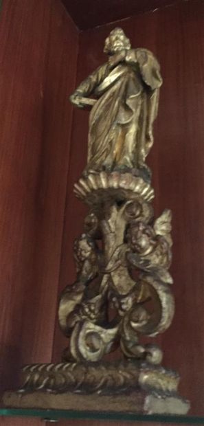 null ECOLE MODERNE du XXe siècle : 
Deux évangélistes 
Sculptures en bois doré reposant...