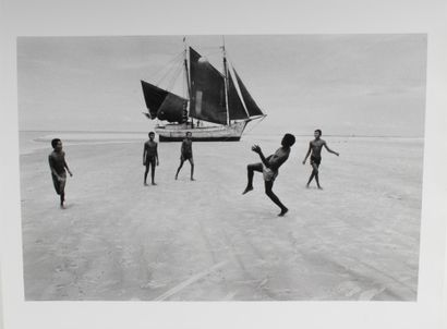 null ANONYME XX-XXIème siècle
Joueurs sur la plage
Tirage argentique en noir et blanc.
40,5...