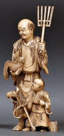null OKIMONO en ivoire, paysan debout tenant un coq et une houe accompagné d'un enfant...