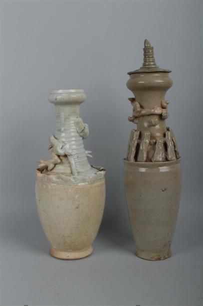 null CHINE - Epoque SONG (960 - 1279)
Deux urnes funéraires en grès émaillé céladon...