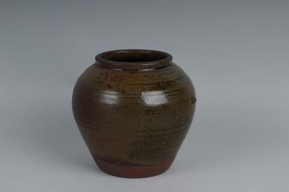 null JAPON
Pot en grès brun émaillé vert brun.
 XIXe siècle
 H. 15 cm. 

