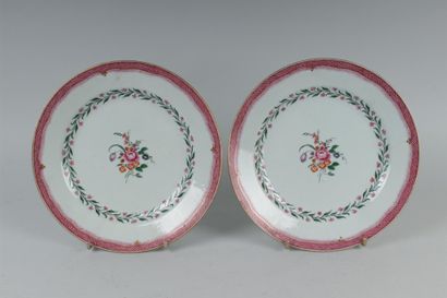 null CHINE, COMPAGNIE DES INDES
Paire d'assiettes rondes en porcelaine, décorées...