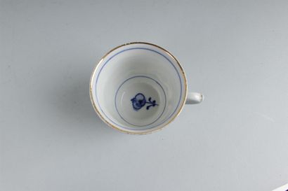 null BERLIN
Tasse en porcelaine à décor en bleu dit " à l'oignon" de fleurettes et...