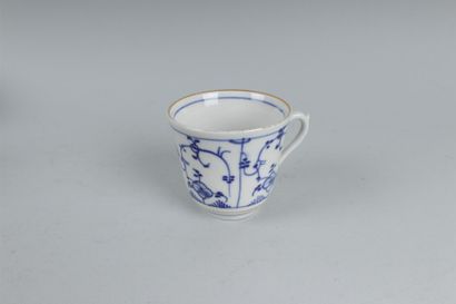 null BERLIN
Tasse en porcelaine à décor en bleu dit " à l'oignon" de fleurettes et...