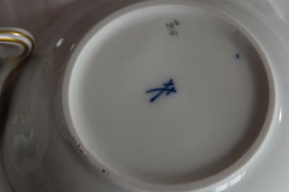 null MEISSEN
 Tasse et sa sous tasse en porcelaine décorées en émaux polychromes...