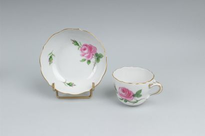 null MEISSEN
 Tasse et sa sous tasse en porcelaine décorées en émaux polychromes...