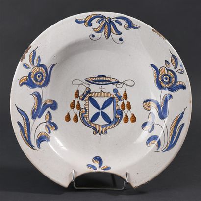 null ESPAGNE, attribué à Talavera. 
Grand plat de barbier en faïence à décor polychrome...