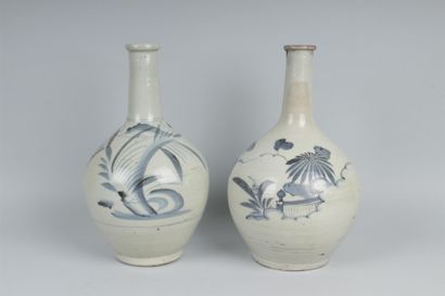null JAPON
Deux vases bouteilles en porcelaine décorée en bleu sous couverte de fleurs...
