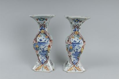 null DELFT
Paire de vases en faïences à décor polychrome.
Marques en bleu au revers.
XVIIIe...