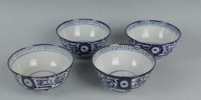 null CHINE
Quatre bols en porcelaine à décor en blanc bleu de motifs stylisés.
 XXème...