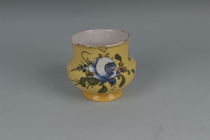 null MIDI
Vase en faïence à fond jaune à décor d'une rose.
XVIIIe siècle
Piédouche...