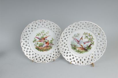 null ALLEMAGNE, genre de l'.
Paire d'assiettes en porcelaine à décor polychrome au...