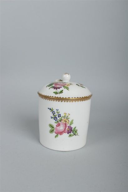 null NAST
Petit pot à fard couvert en porcelaine à décor polychrome de bouquets fleuris,...
