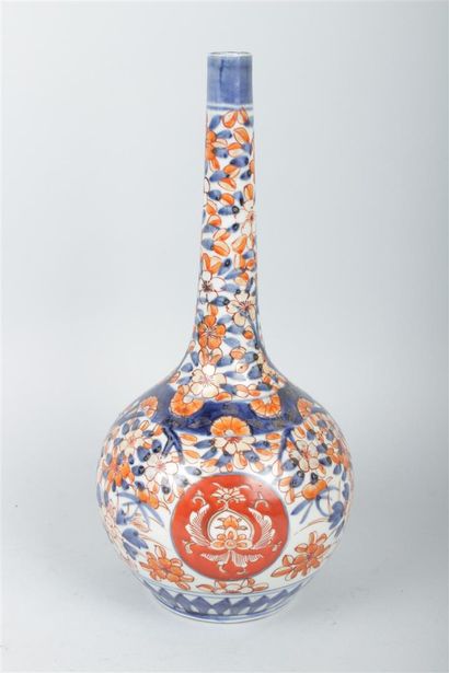 null JAPON
Vase bouteille en porcelaine à décor Imari.
XIXe siècle.
H 31 cm
