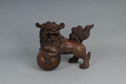 null JAPON, Fours de Bizen 
Statuette de shishi jouant avec une balle en grès brun...