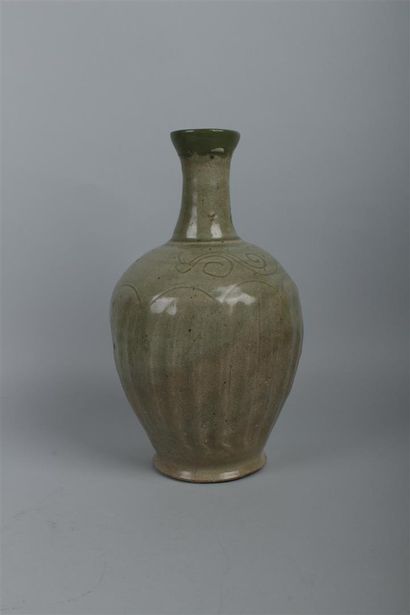 null CHINE - XVe/XVIe siècle
Vase de forme côtelé et col étroit en grès émaillé céladon...