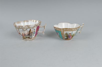 null MEISSEN
Deux tasses polylobées en porcelaine, l'une à décor de paysages maritimes...