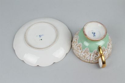null ALLEMAGNE 
Tasse à thé et sa sous tasse en porcelaine blanche à décor en relief...