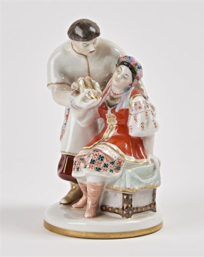 null SUJET en porcelaine à décor polychrome représentant un couple d'ukrainiens....
