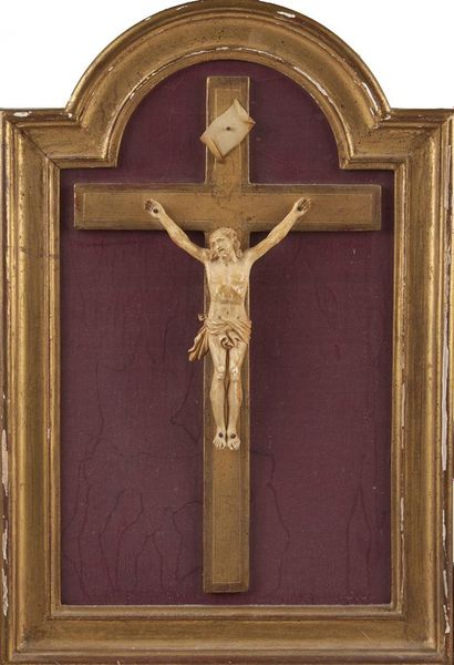 null CHRIST sur sa croix en ivoire sculpté sur fond de soie moirée rouge, cadre en...