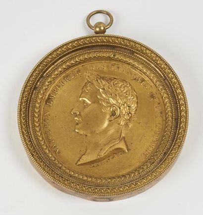 null MEDAILLE en bronze doré représentant l'Empereur Napoléon 1er de profil, dans...
