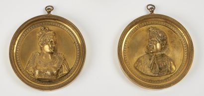 null DEUX MEDAILLONS en bronze doré représentant l'Empereur Napoléon 1er et l'Impératrice...